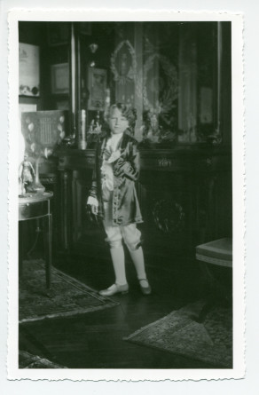 Photographie de la petite Anne Strakacz faisant du théâtre dans le cabinet des trophées de Riond-Bosson