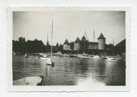 Photographie du Château de Morges (futur écrin du Musée Paderewski) avec le Léman et des voiliers amarrés devant