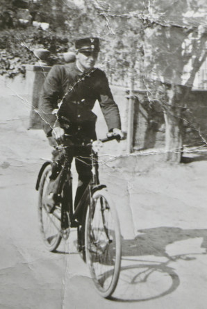 Photographie du buraliste postal de Tolochenaz, John Panchaud, lors de sa tournée à vélo, en 1935