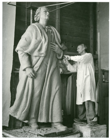Photographie de Germaine Martin représentant Milo Martin (1893-1970) en train de sculpter la statue de Paderewski, qui sera inaugurée le 3 juillet 1948 dans le Parc de Seigneux à Morges