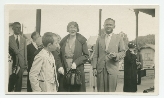 Photographie d'Ignace Obuchowicz (filleul de Paderewski), Mme Strakacz et Sylwin Strakacz (secrétaire de Paderewski) sur le quai de la gare de Morges (?), attendant un train de la ligne Bière-Apples-Morges