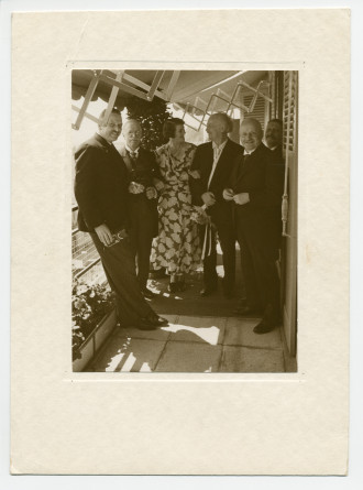 Photographie de Paderewski entouré du conseiller fédéral Giuseppe Motta et (à sa droite) du président de la Confédération Edmund Schulthess, du conseiller national Henry Vallotton et de son épouse, le 8 juillet 1933, après la remise de la bourgeoisie d'hon