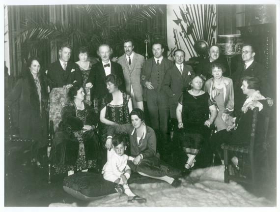 Photographie de groupe à Garengo, la propriété d'Ernest Schelling à Céligny – avec notamment Fritz Kreisler, Ernest Schelling, Alfred Pochon et les membres du Quatuor du Flonzaley (sans doute en marge d'une séance de musique de chambre)