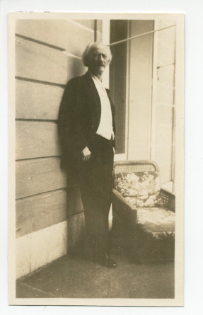 Photographie de Paderewski sur la terrasse de Garengo, la propriété d'Ernest Schelling à Céligny
