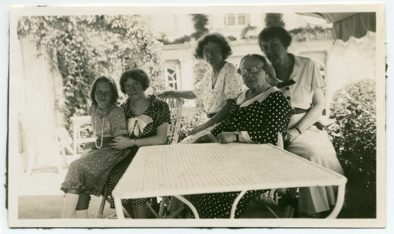 Photographie d'Antonina Wilkonska sur la terrasse de Garengo, la propriété d'Ernest Schelling à Céligny – avec notamment à ses côtés Lucy Schelling (à sa gauche) et Hélène Lübke (debout)