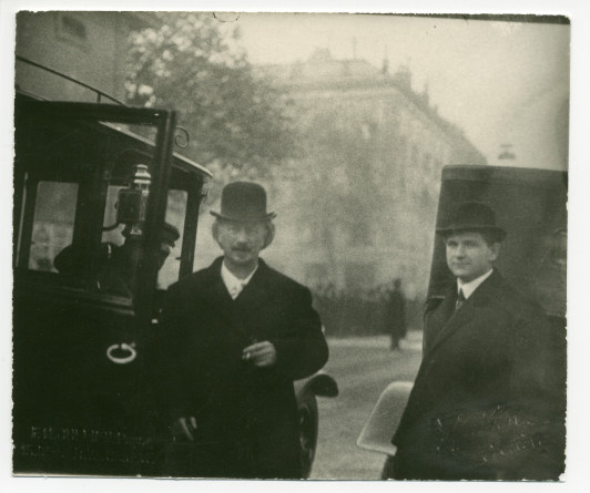 Photographie de Paderewski arrivant en compagnie de son secrétaire Sylwin Strakacz à la première assemblée de la Société des Nations à Genève fin 1920