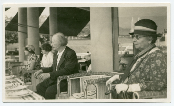 Photographie de Paderewski à table à Evian-les-Bains avec notamment Mme Obuchowicz (demi-sœur d'Hélène Paderewska), Hélène Lübke (secrétaire d'Hélène Paderewska) et Antonina Wilkonska (au premier plan à sa gauche)