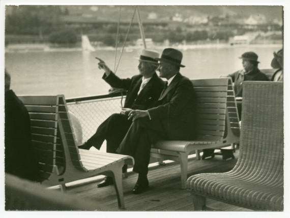 Photographie de Paderewski sur le Léman (vapeur «Simplon» de la Compagnie générale de navigation – CGN) avec le sculpteur François Black