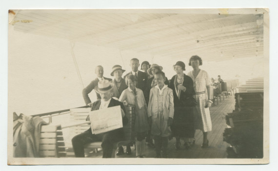 Photographie de Paderewski lisant le journal sur le Léman, en 1935, lors de la traditionnelle excursion estivale, entouré de ses invités