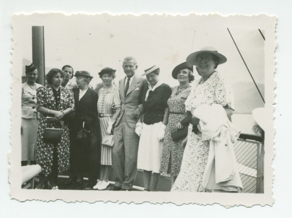 Photographie des invités de Paderewski sur le Léman à bord du vapeur «Simplon» (de la Compagnie générale de navigation – CGN), en août 1938, lors de la traditionnelle excursion estivale