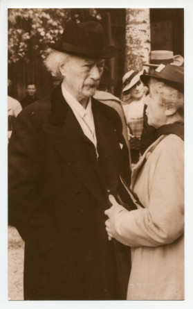 Photographie de Paderewski discutant avec une dame non identifiée lors de la reprise de «Tell» de Gustave Doret au Théâtre du Jorat à Mézières le 29 mai 1935 (production réalisée pour l'Exposition universelle de Bruxelles)