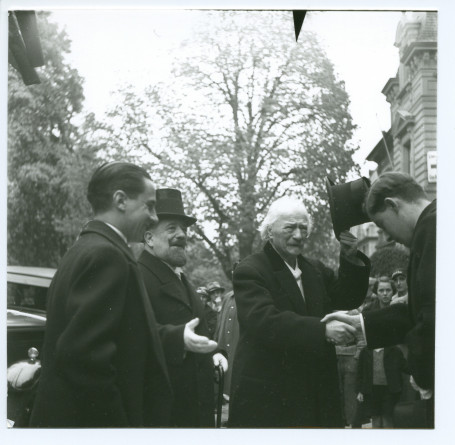 Photographie de Paderewski saluant des gens à son arrivée à Soleure, avant le récital qu'il va donner le 28 février 1937 au Grosses Konzertsaal, sous le patronage du président de la Confédération Giuseppe Motta, en faveur du Musée Kosciuszko de Soleure