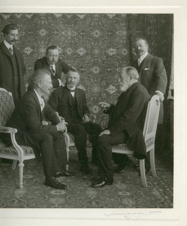 Photographie de Camille Saint-Saëns, Eugène Couvreu et Paderewski, entourés (debout) d'Ernest Schelling (pianiste), Auguste Roussy (vice-président du comité d'organisation) et le vicomte de Faria (consul du Portugal et vieil ami de Saint-Saëns)