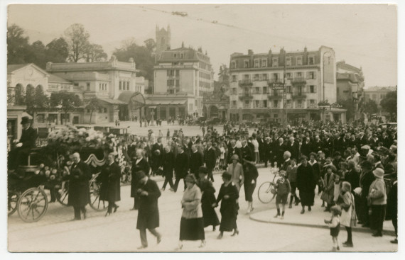 Carte postale représentant le cortège funèbre accompagnant dans les rues de Vevey la dépouille mortelle de Henryk Sienkiewicz le 20 octobre 1924, jour de son transfert en Pologne – éditée par Krieg-In Albon à Lausanne