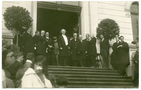 Carte postale représentant Paderewski prononçant un discours sur le parvis du Musée Jenisch à Vevey à l'occasion du transfert de la dépouille mortelle de Henryk Sienkiewicz en Pologne le 20 octobre 1924 – éditée par Krieg-In Albon à Lausanne