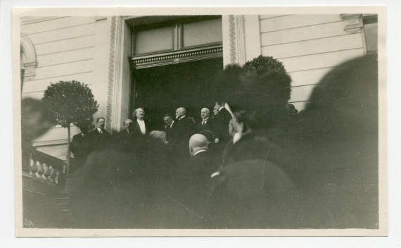 Photographie (prise depuis la foule) représentant Paderewski prenant la pose sur le parvis du Musée Jenisch à Vevey, où il a prononcé un discours à l'occasion du transfert de la dépouille mortelle de Henryk Sienkiewicz en Pologne le 20 octobre 1924