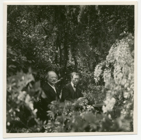 Photographie de Paderewski avec le roi Albert Ier de Belgique dans les jardins du château de Laeken, à Bruxelles, le 28 mai 1924