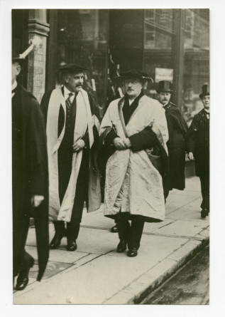 Photographie de Paderewski dans les rues de Cambridge en costume de docteur honoris causa de l'Université, en 1926, en compagnie d'un homme non identifié