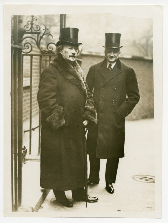 Photographie de Paderewski devant le 10 Downing Street à Londres, en compagnie d'un homme non identifié