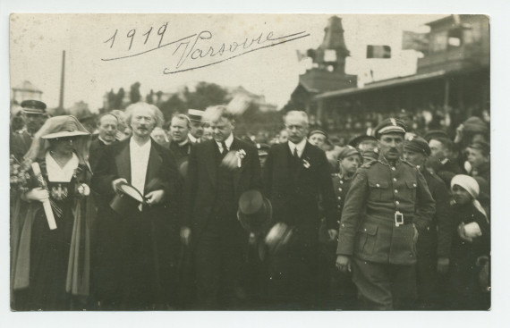 Photographie de la visite du ministre américain de l'Agriculture, Herbert Hoover, à Varsovie, début août 1919, accueilli par le président (du Conseil des ministres) Paderewski et Hélène Paderewska, dans son costume de la Croix Blanche polonaise
