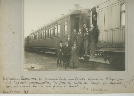 Photographie du ministre français de l'Agriculture et du Ravitaillement Joseph Noulens au pied d'un train avec différentes personnes (collaborateurs?) – avec dédicace manuscrite datée du 1er mai 1919 à Paris «à Madame Paderewska…»