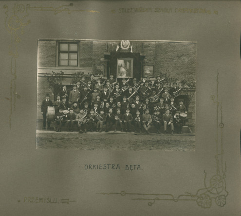 Album de présentation de l'Oratoire (école) salésien pour organistes de Przemysl, réalisé à l'occasion de l'année scolaire 1922-1923 – page 12: photographie de «l'orchestre de cuivres» (avec bois et percussions = harmonie)