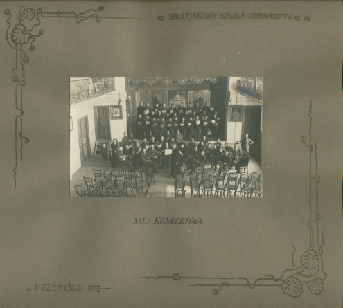 Album de présentation de l'Oratoire (école) salésien pour organistes de Przemysl, réalisé à l'occasion de l'année scolaire 1922-1923 – page 15: photographie de la salle de concert avec chœur et orchestre