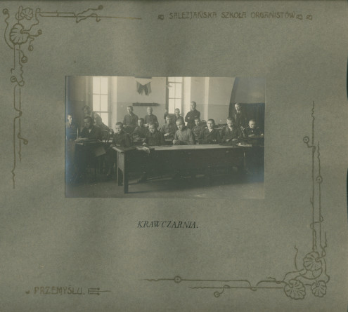 Album de présentation de l'Oratoire (école) salésien pour organistes de Przemysl, réalisé à l'occasion de l'année scolaire 1922-1923 – page 18: photographie de l'atelier de couture avec élèves et professeur