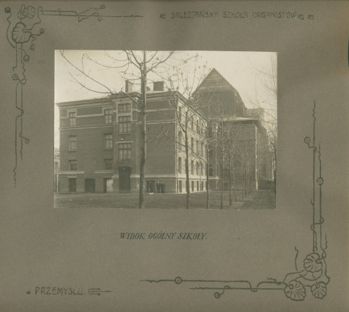 Album de présentation de l'Oratoire (école) salésien pour organistes de Przemysl, réalisé à l'occasion de l'année scolaire 1922-1923 – page 3: vue générale de l'école