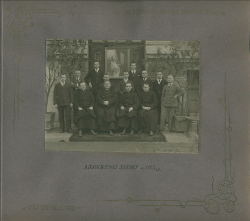 Album de présentation de l'Oratoire (école) salésien pour organistes de Przemysl, réalisé à l'occasion de l'année scolaire 1922-1923 – page 6: photographie des diplômés