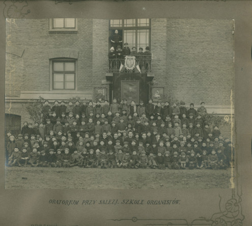 Album de présentation de l'Oratoire (école) salésien pour organistes de Przemysl, réalisé à l'occasion de l'année scolaire 1922-1923 – page 7: photographie de groupe des élèves et des professeurs sous et sur la tribune de l'Oratoire