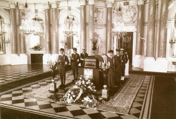 Reportage photographique de la translation de la dépouille mortelle de Paderewski du cimetière national d'Arlington à la cathédrale Saint-Jean de Varsovie, au début de l'été 1992