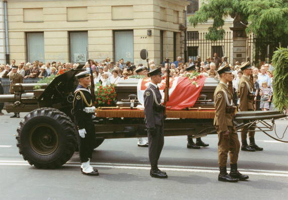 Reportage photographique de la translation de la dépouille mortelle de Paderewski du cimetière national d'Arlington à la cathédrale Saint-Jean de Varsovie, au début de l'été 1992