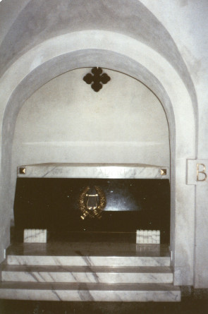 Reportage photographique de la translation de la dépouille mortelle de Paderewski du cimetière national d'Arlington à la cathédrale Saint-Jean de Varsovie, au début de l'été 1992