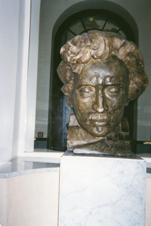 Photographie du buste de Paderewski, sis dans le hall de l'hôtel Bristol de Varsovie (dont Paderewski a été l'un des premiers propriétaires), prise en novembre 1998