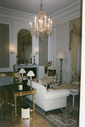 Photographie du salon de la «Suite Paderewski» de l'hôtel Bristol de Varsovie (dont Paderewski a été l'un des premiers propriétaires), prise en novembre 1998