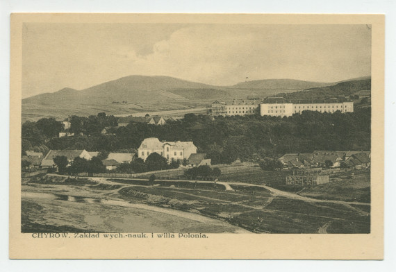 Carte postale de l'établissement d'enseignement et de la villa Polonia (au premier plan) de Chyrów (aujourd'hui Khyriv, dans l'oblast de Lviv, en Ukraine)