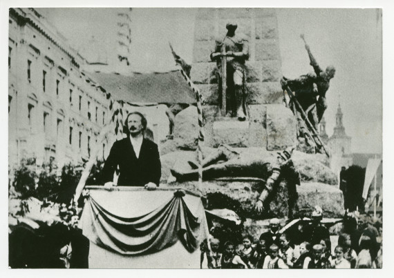 Photographie de Paderewski prononçant son célèbre discours lors de l'inauguration, le 15 juillet 1910, du monument de Grunwald