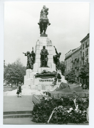 Photographie actuelle du monument de Grunwald, réalisé par le sculpteur lituanien Antoni Wiwulski (1877-1919) et offert par Paderewski à la ville de Cracovie à l'occasion du 500e anniversaire de la bataille du même nom