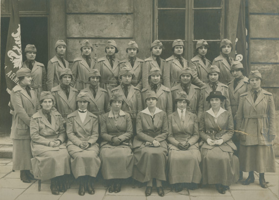 Photographie de femmes en uniforme appartenant à la «Légion de samaritaines amenées d'Amérique par Mme la Présidente Paderewska pour œuvrer au comité central d'aide à l'enfance de la Croix Blanche polonaise», en septembre 1919
