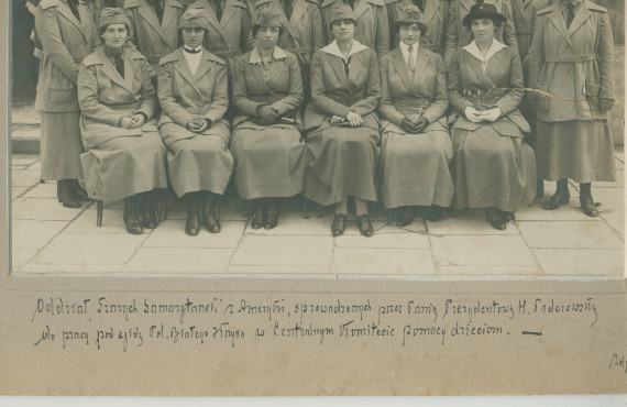Photographie de femmes en uniforme appartenant à la «Légion de samaritaines amenées d'Amérique par Mme la Présidente Paderewska pour œuvrer au comité central d'aide à l'enfance de la Croix Blanche polonaise», en septembre 1919