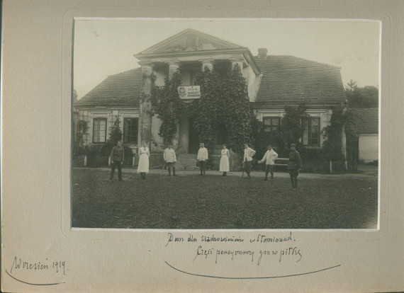 Photographie de soldats convalescents «obligés pour certains à jouer au football», en compagnie d'infirmières devant la maison de convalescence de la Croix Blanche polonaise à Plomiany, village de la voïvodie de Couïavie-Poméranie, 1919