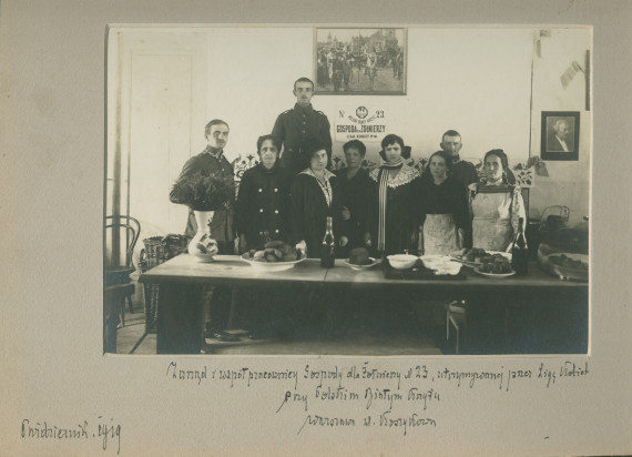 Photographie des responsables de la cantine pour soldats n° 23 de la Croix Blanche polonaise à Varsovie, tenue par la Ligue des femmes du service militaire d'urgence polonais [Liga Kobiet Polskich Pogotowia Wojennego], en octobre 1919