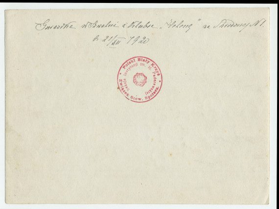 Photographie de groupe (enfants et adultes munis de l'écusson de la Croix Blanche polonaise) à l'occasion d'une fête de Noël organisée le 21 décembre 1920 au numéro 1 de la rue Sikorski (ville?) en hommage (?) à Hélène Paderewska