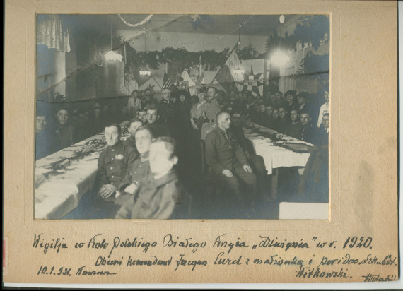 Photographie de la fête de Noël 1920 célébrée en la salle «Dzwignia» (littéralement «du Levier») de la Croix Blanche polonaise (à Varsovie?), avec comme invités le commandant (français?) Jacques Curel, son épouse et un certain Witkowski