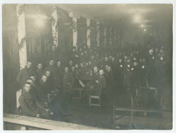 Photographie du réfectoire de la caserne de la rue Nowowiejska de Varsovie avec le service soignant du 5e Régiment d'infanterie des Légions polonaises «sous la bonne garde d'Hélène Paderewska», le 18 décembre 1920