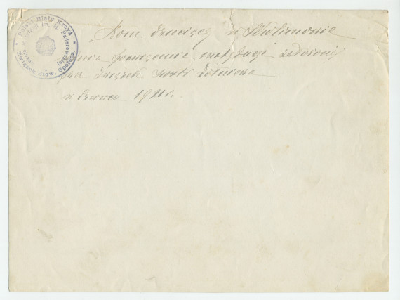 Photographie de groupe devant une école de la Croix Blanche polonaise, avec au centre Mme Rembielinska (fidèle collaboratrice des œuvres de charité d'Hélène Paderewska) et des officiers polonais, en juin 1921