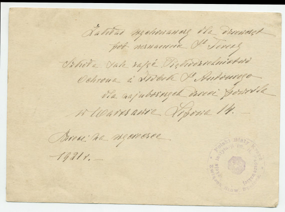 Photographie de groupe, sous des arbres, encadrées de religieux, des filles du Centre éducatif Sainte-Thérèse de Powisle, dans la banlieue de Varsovie (rue Lipowa 14), en 1921 – légende manuscrite au verso avec tampon de la Croix Blanche polonaise