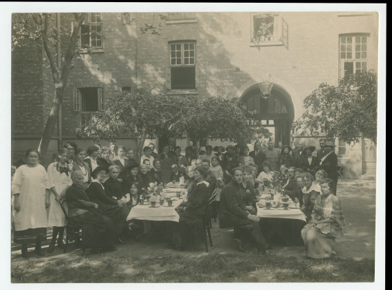 Photographie du «jour de la bénédiction (baptême) du nom d'Hélène Paderewska de la maison des prisonniers de guerre (de la Croix Blanche polonaise) du 67 de la rue Dzielna à Varsovie» – avec légende manuscrite au verso
