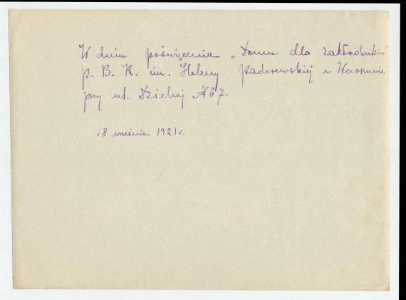Photographie du «jour de la bénédiction (baptême) du nom d'Hélène Paderewska de la maison des prisonniers de guerre (de la Croix Blanche polonaise) du 67 de la rue Dzielna à Varsovie» – avec légende manuscrite au verso